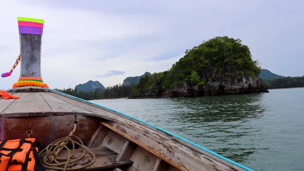 열대 해역 에 있는 나무 로 만든 롱테일 보트