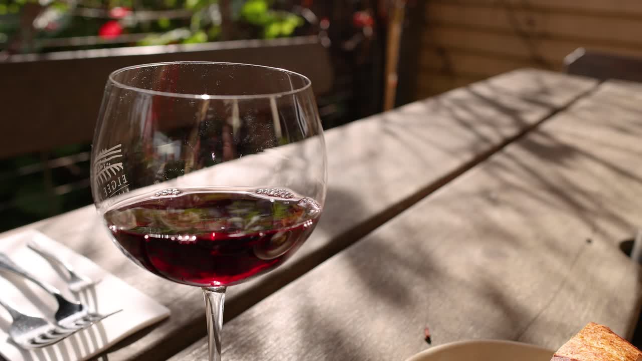 은 와인이 유리잔에서 회전하고 있습니다.