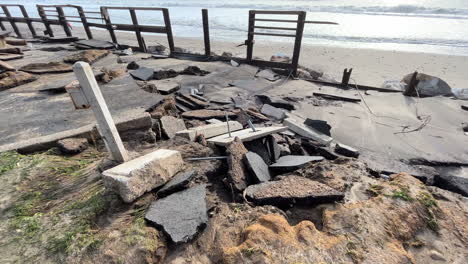 pavimento de la acera costera destruido por la tormenta causada por el cambio climático