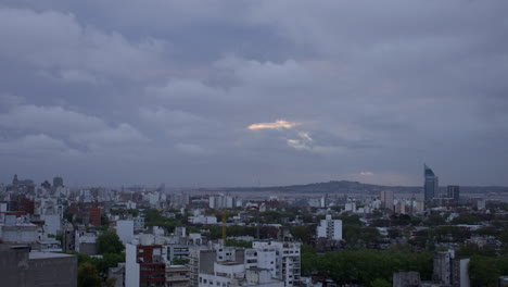 el lapso de tiempo de día a noche de nubes en rápido movimiento sobre el puerto de montevideo uruguay