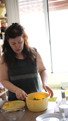 mujer preparando ensalada en la cocina