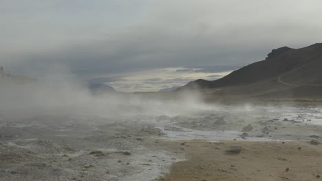 paisaje geotérmico islandés en niebla