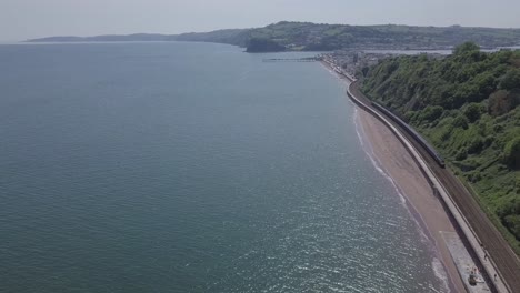 Teignmouth-Eisenbahnstrecke-Entlang-Der-Küste-Mit-Dem-Zug,-Der-Auf-Die-Kamera-Zukommt