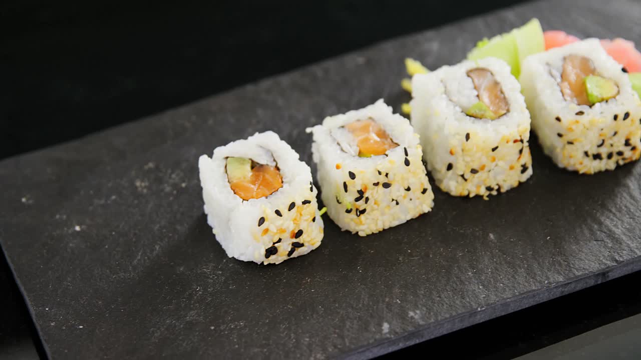 el sushi uramaki se sirve en pizarra de piedra gris