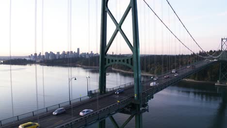 Imágenes-Aéreas-De-4k-Del-Puente-De-La-Puerta-De-Los-Leones-En-La-Mañana-Mirando-La-Posición-Cerrada-De-Vancouver-Y-Stanley-Park