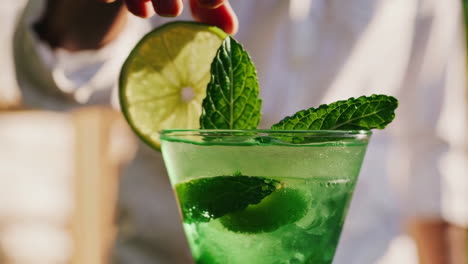 el camarero preparando un mojito.