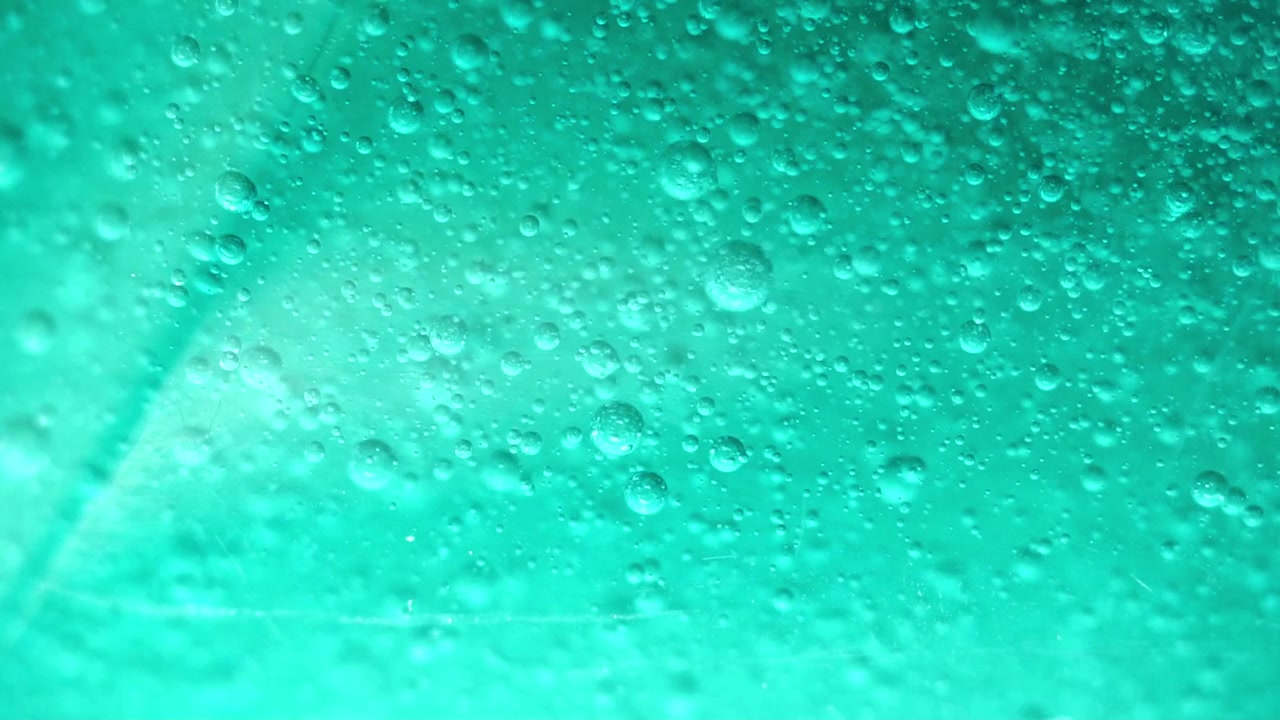 SLOW MOTION DI BOLLE DI SAPONE ALL'INTERNO DI UNA BOTTIGLIA