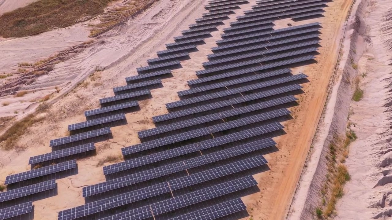 Luftfoto af en stor solcellepark med solcellepaneler. Ren og vedvarende energikilde til bæredygtig elproduktion
