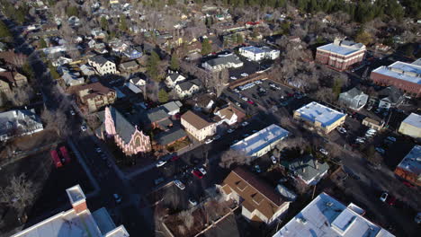 iglesia de la natividad de la santísima virgen maría en el centro de flagstaff, arizona, estados unidos, vista aérea de un avión no tripulado