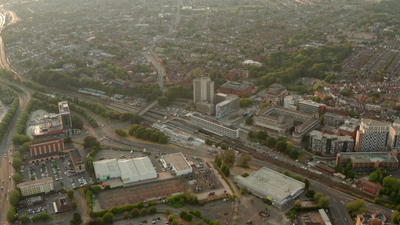 tomada aérea en círculo sobre la estación de tren de southampton