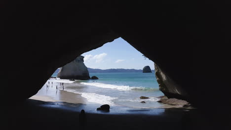 Cathedral-Cove,-Ein-Atemberaubender-Felsbogen-Am-Strand-In-Neuseeland