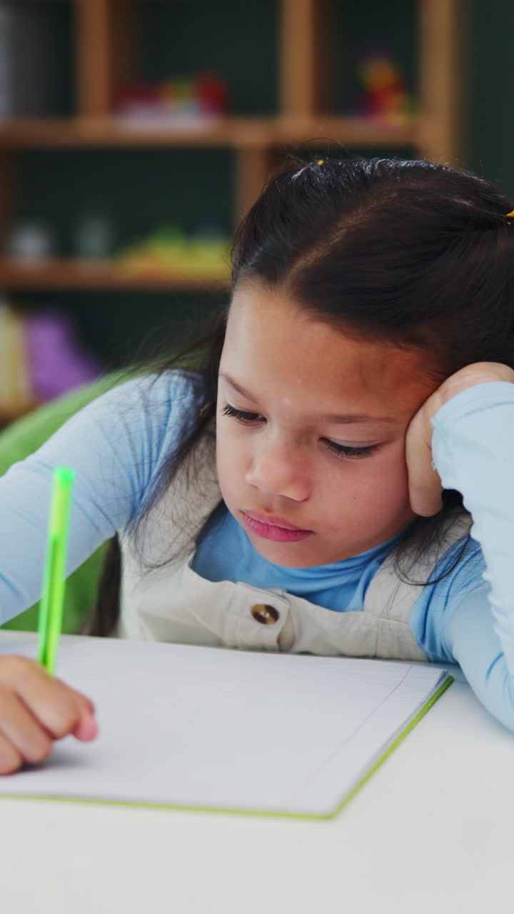 Primo piano di una ragazza che scrive in un quaderno
