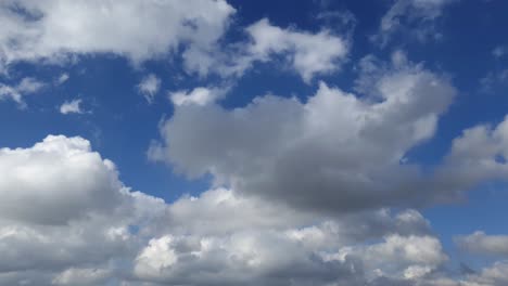 cielo azul de verano con densas nubes de lluvia gruesas moviéndose a través de los cielos