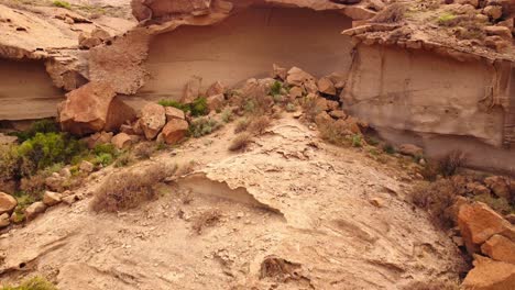 majestuosa formación rocosa geológica en tenerife, vista de dolly hacia atrás