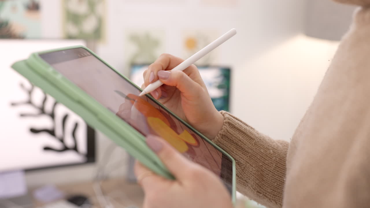 manos de un diseñador gráfico dibujando en una tableta