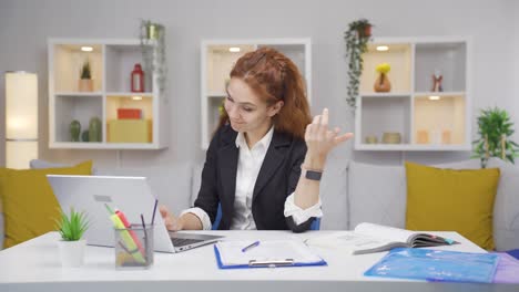 женщина, работающая в домашнем офисе, ведет себя умно и умно.
