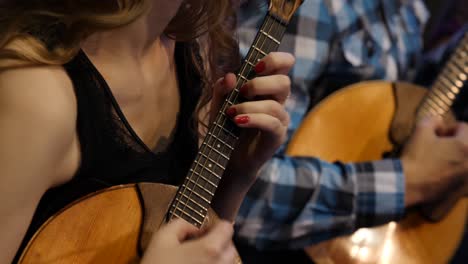 una mujer jugando a la domra.