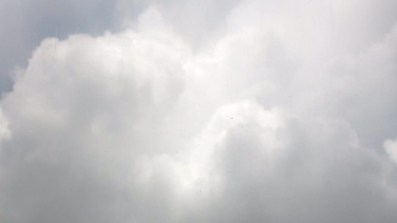 una vista del asiento de la ventana desde un vuelo chárter desde o desde el aeropuerto internacional tambo desde una altitud de crucero de 33000 pies a través de altas formaciones de nubes cumulonimbus