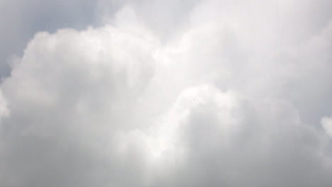 Ein-Fensterplatzblick-Von-Einem-Charterflug-Vom-Oder-Tambo-International-Airport-Aus-Einer-Reiseflughöhe-Von-33000-Fuß-Durch-Hohe-Cumulonimbus-Wolkenformationen