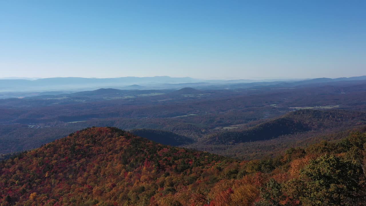 una toma aérea de la perilla de tibbet y el valle de shenandoah en otoño