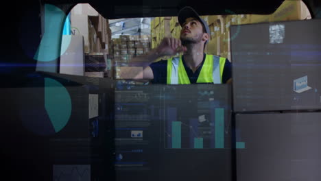 animación del procesamiento de datos sobre el hombre empacando cajas en el coche