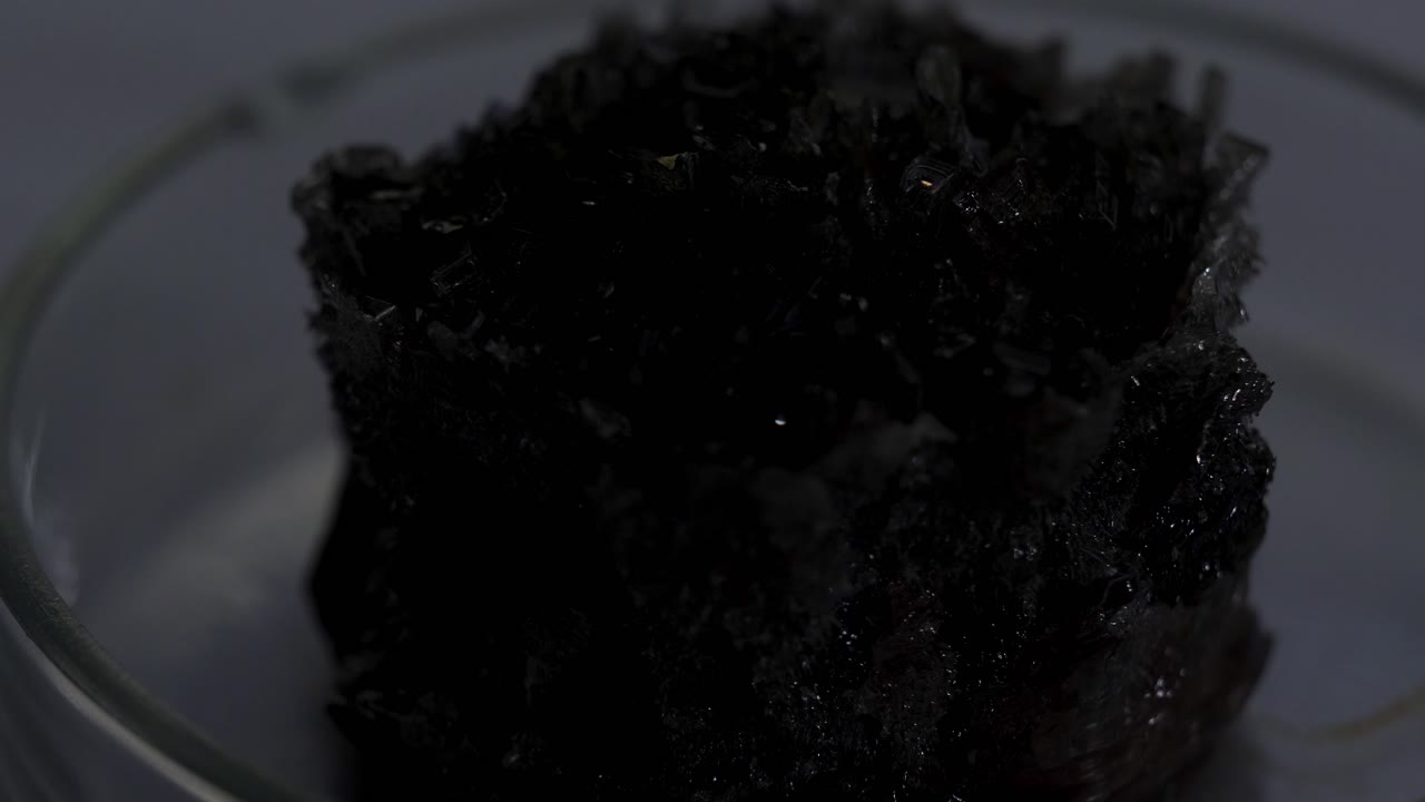 крупный план кристаллов в чашке петри