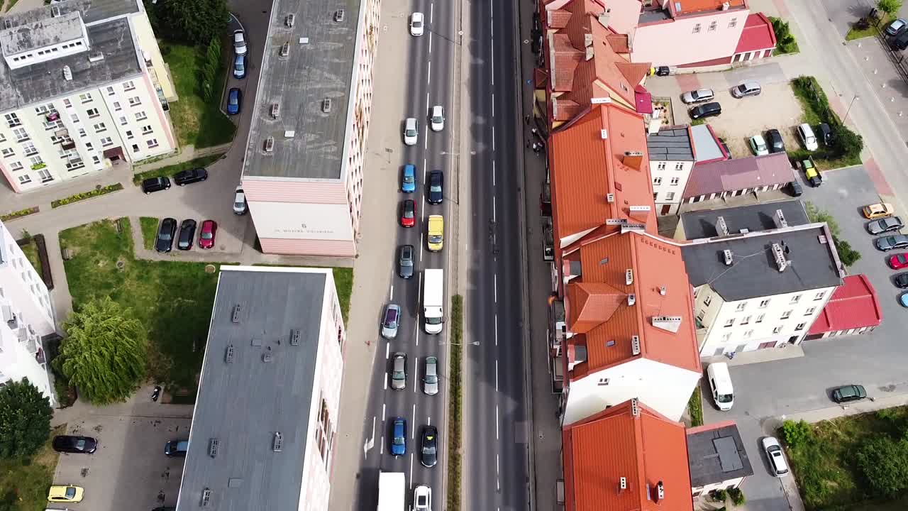 tráfico callejero y techos rojos de la ciudad de elk en polonia, vista aérea