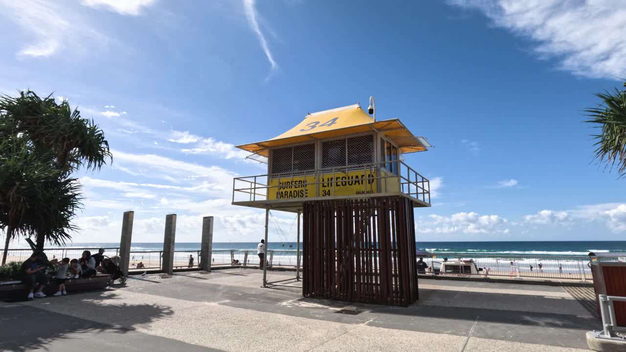 이 많은 해변 을 내려다보는 구명관 탑