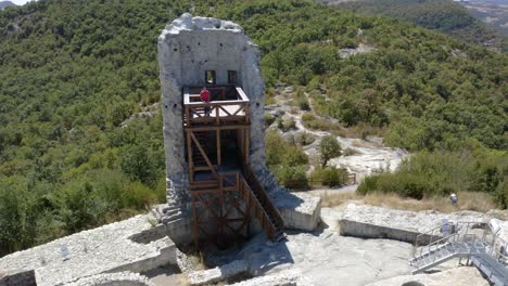 Tourist-Im-Turm-In-Der-Antiken-Thrakischen-Stadt-Perperikon,-Bulgarien---Drohnen-Pullback