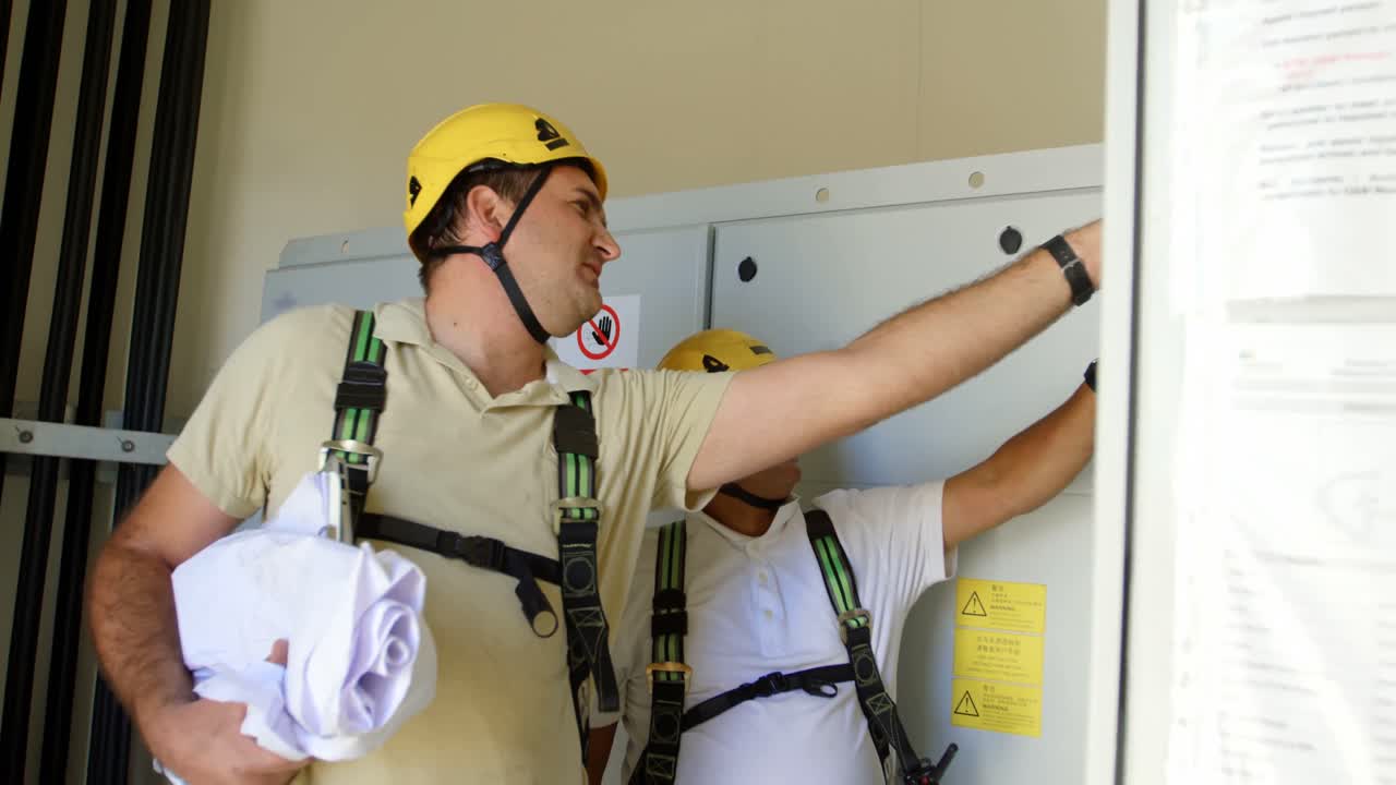 dos ingenieros trabajando dentro del molino eólico 4k