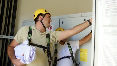 dos ingenieros trabajando dentro del molino eólico 4k