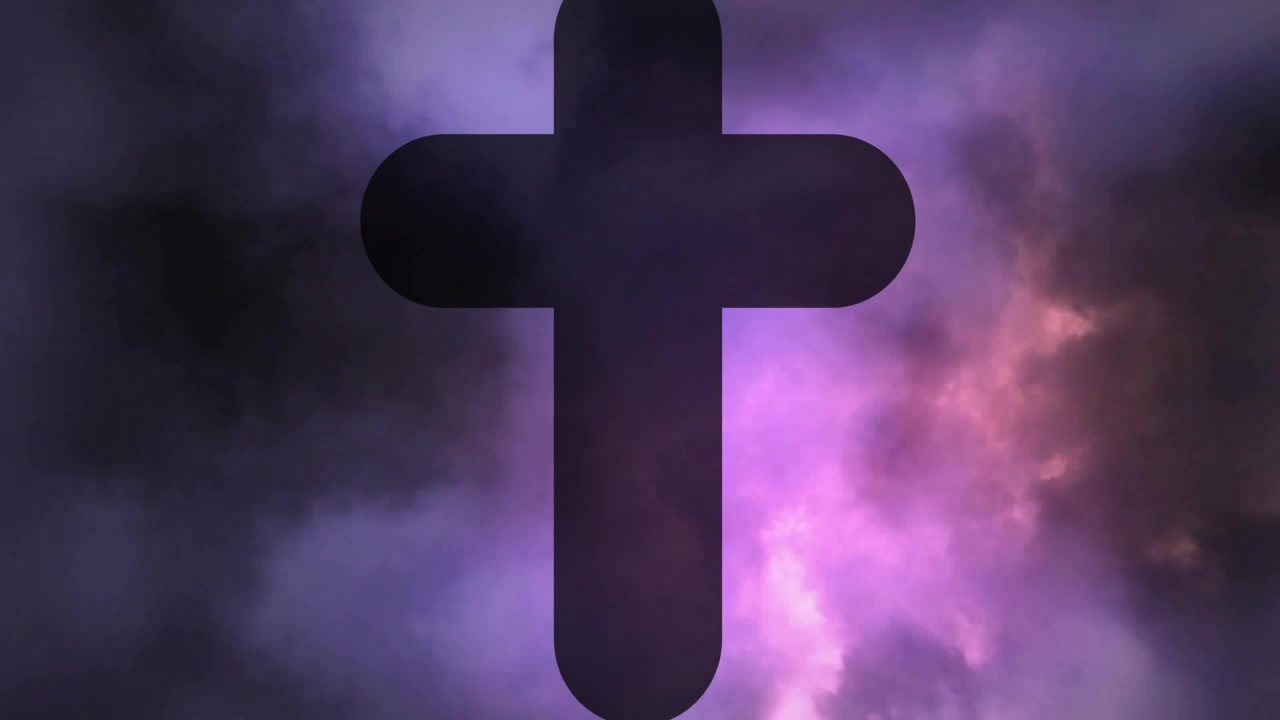 Nubes púrpuras que se abren y se desplazan; cruz negra redondeada que permanece centrada mientras la niebla palpitante forma un halo.