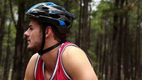 primer plano de un ciclista masculino