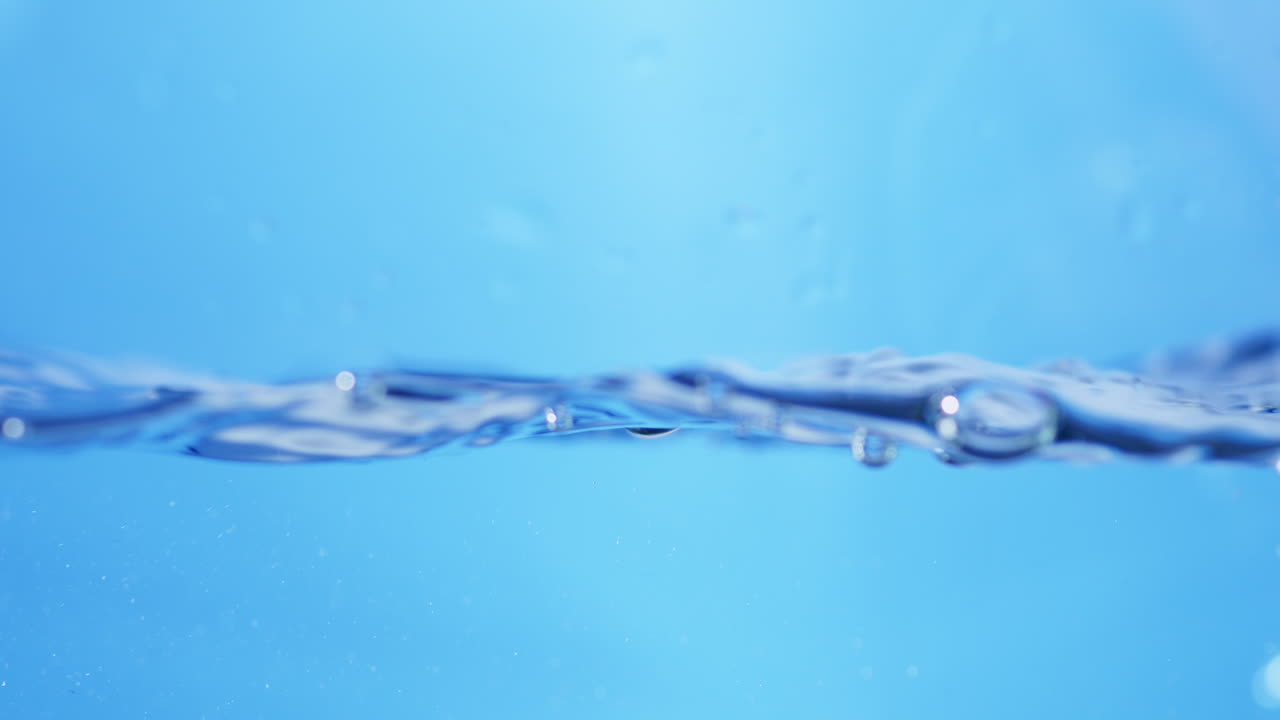 추상적인 액체 스플래시: 깨한 색 배경에 크리스탈처럼 은 물방울