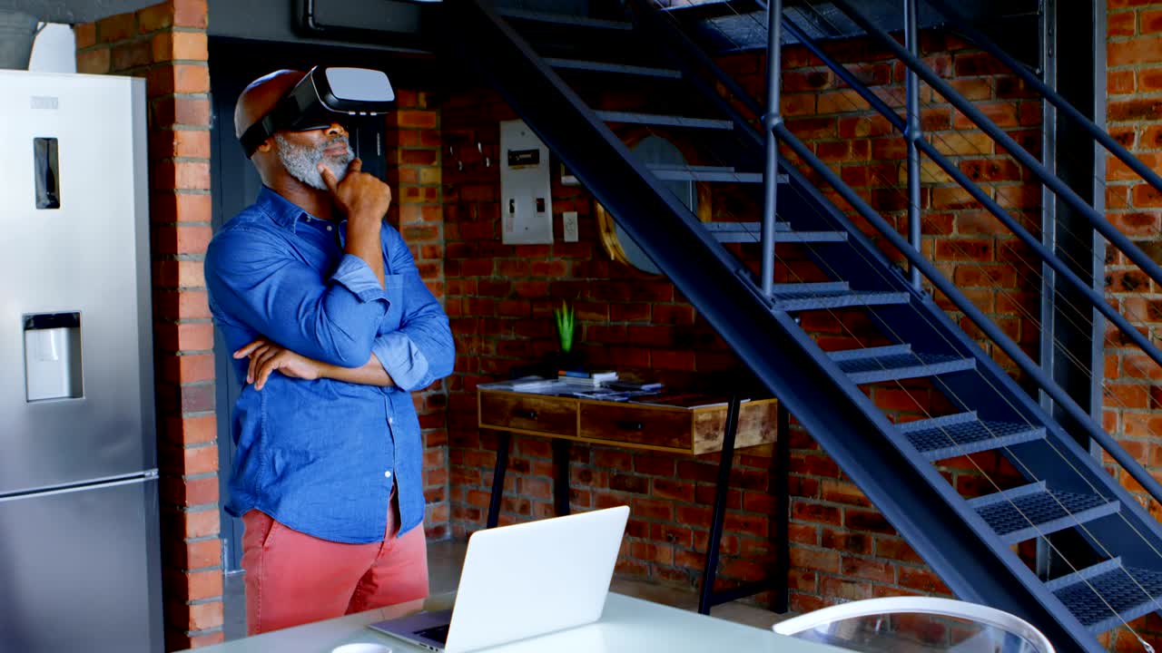 부 ⁇  4k에서 가상 현실 헤드 ⁇ 을 사용하는 고령자