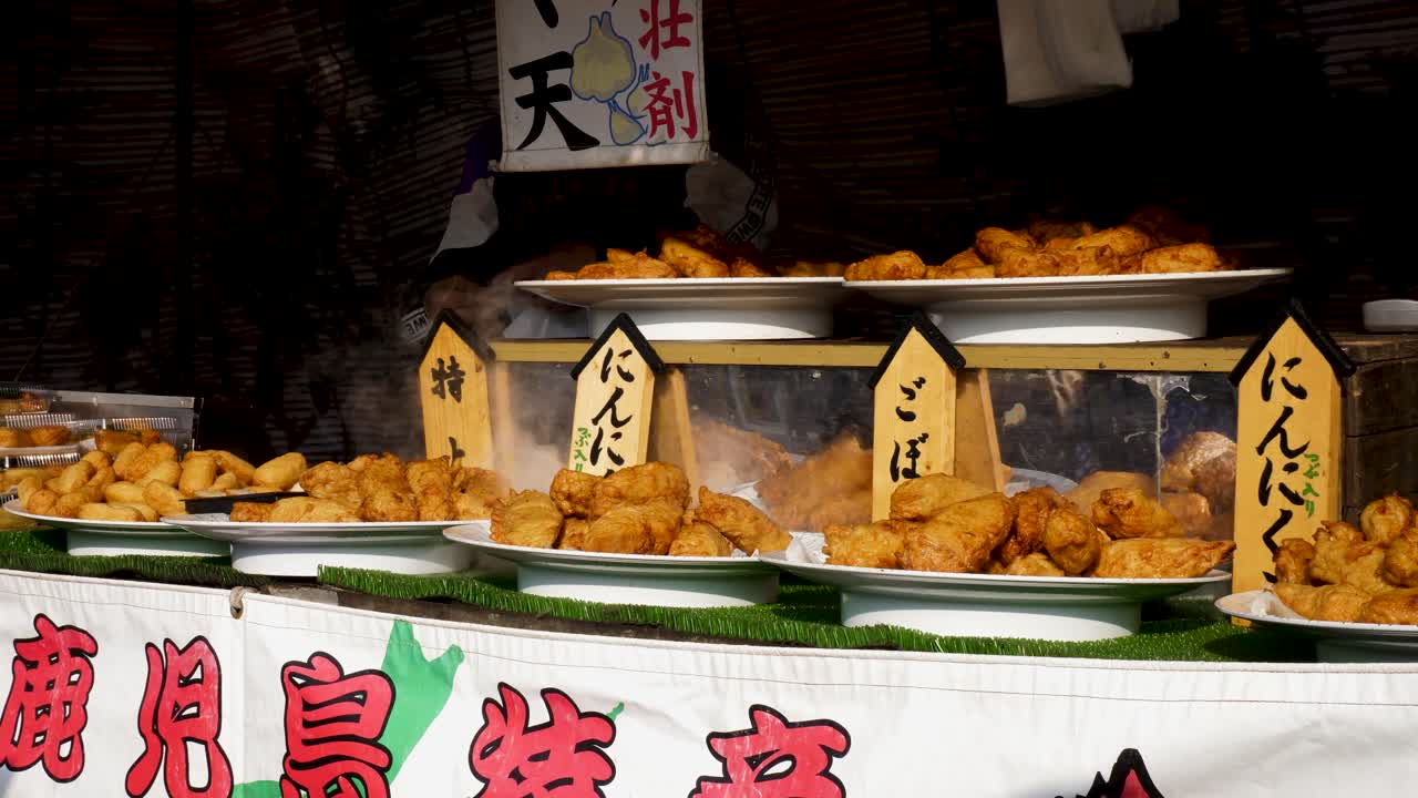 puesto de festival japonés con comida frita