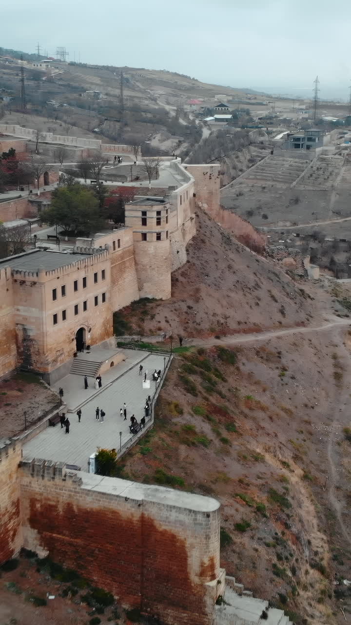 Vista aerea di antiche mura di fortezza ed edifici su un pendio