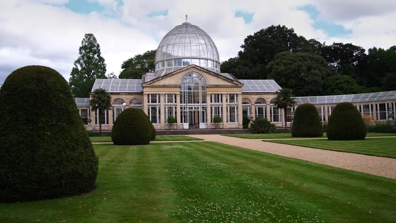 Syon House in una soleggiata giornata estiva. Panoramica da sinistra a destra della famosa cupola della serra di Syon House a Brentford, Londra, Regno Unito