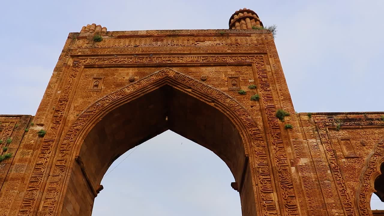 antigua gran mezquita llamada adhai din ka jhonpra arquitectura vintage en el día desde diferentes ángulos el video se toma en adhai din ka jhonpra en ajmer rajasthan india el 19 de agosto de 2023