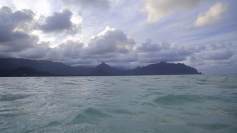 Vista-Del-Nivel-Del-Agua-De-Las-Montañas-Alrededor-De-La-Bahía-De-Kaneohe-En-Hawaii