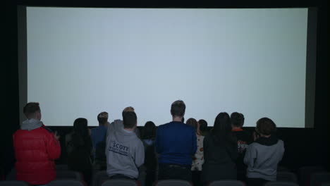 spectators applauding at the end of the film