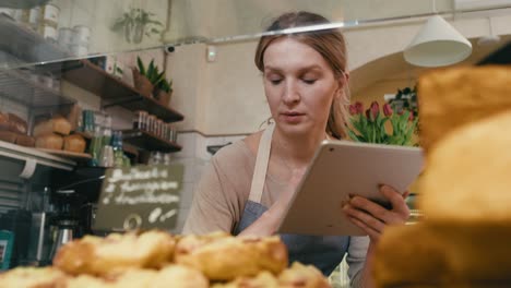 Mädchen-Mit-Down-Syndrom-Serviert-Essen-Für-Einen-Kunden-Am-Tisch