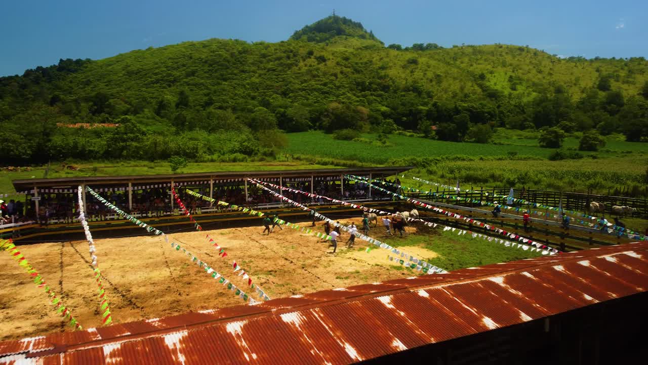 로데오 대회에서 가축을 향해 달리는 카우보이의 드론 샷