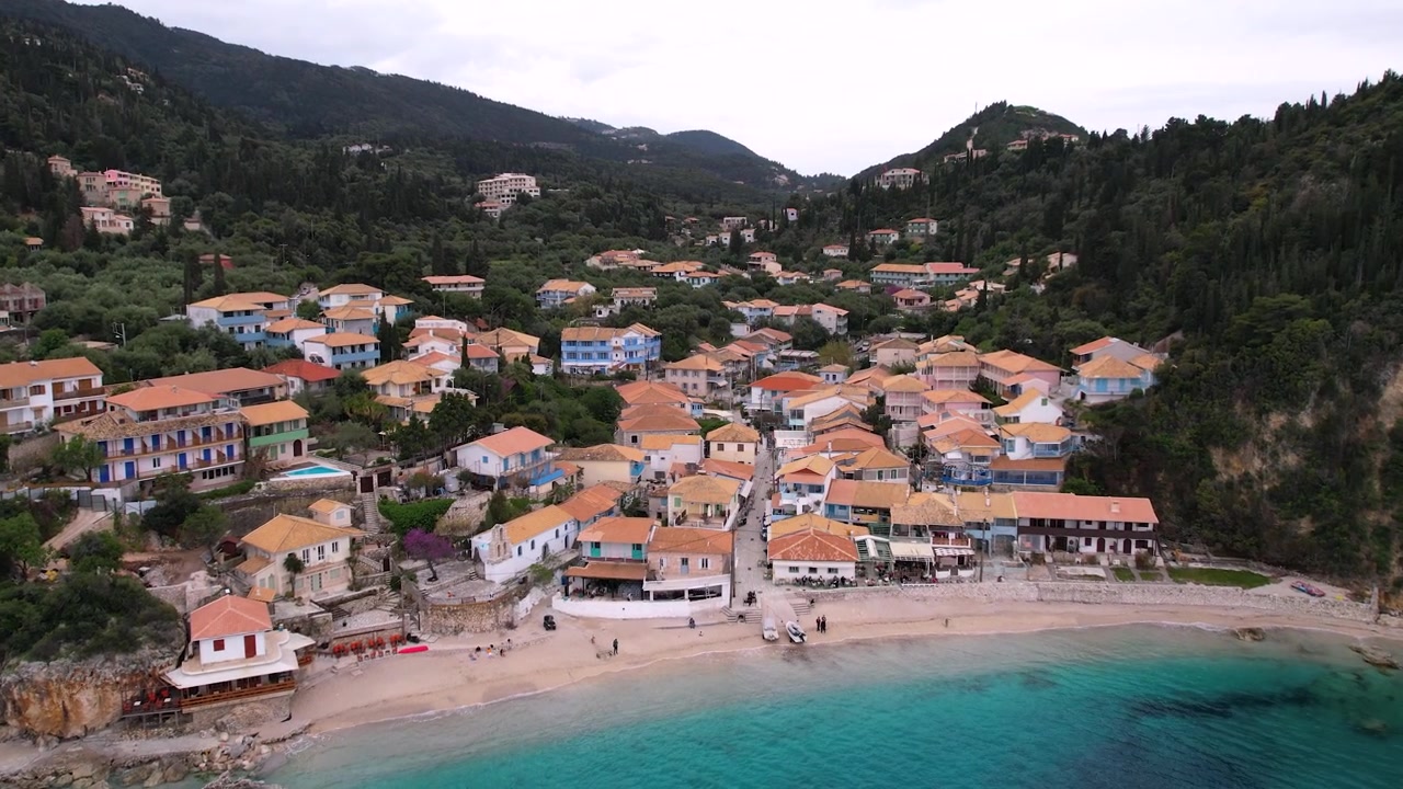 Plano Aéreo Dolly de Agios Nikitas, Destino Turístico de Vila Litorânea na Ilha de Lefkada, Grécia, Paisagem de Drone