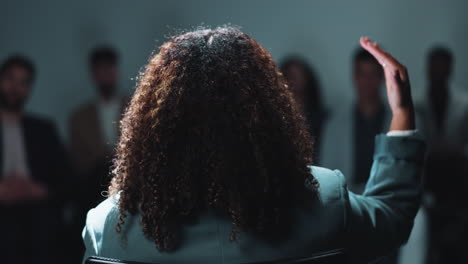 mujer que dirige una reunión