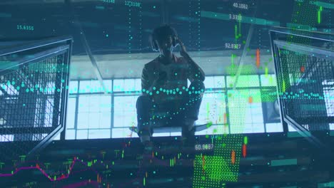 animación del procesamiento de datos financieros sobre un hombre biracial con patineta usando un teléfono inteligente.