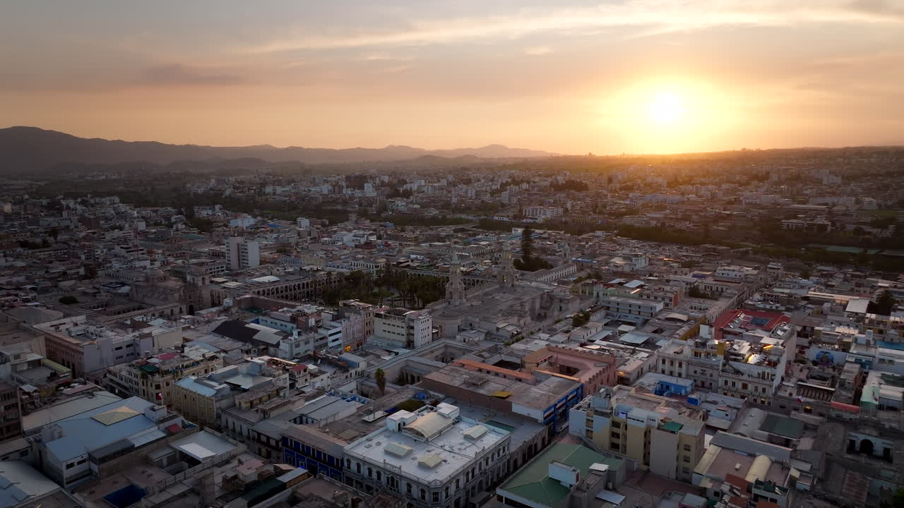 Basilica Cattedrale di Arequipa, La Città Bianca, Perù. Paesaggio urbano ripreso con drone con punto di riferimento, tramonto.