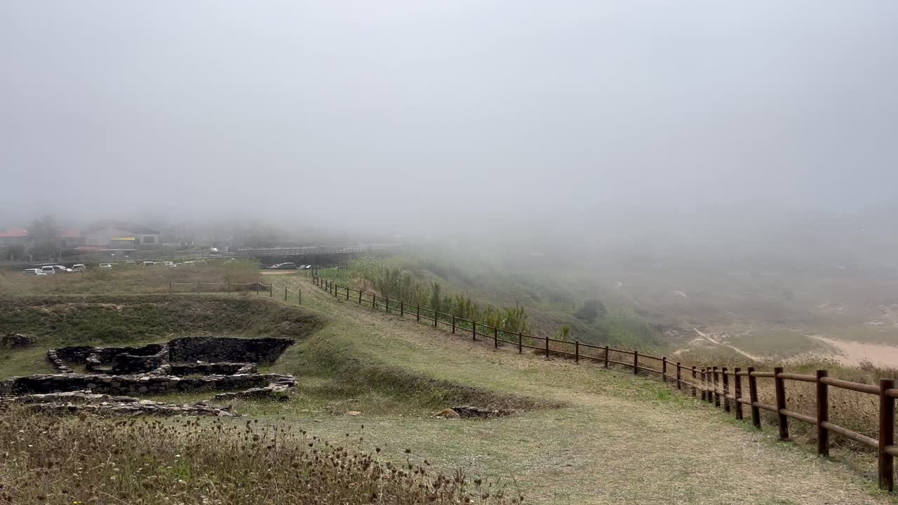 снимка тропы на высокогорном поле, покрытом туманом.