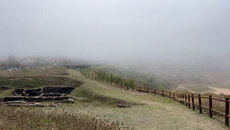 disparo de camino en el campo de las tierras altas cubierto de niebla