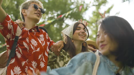 amigos en un festival de música al aire libre